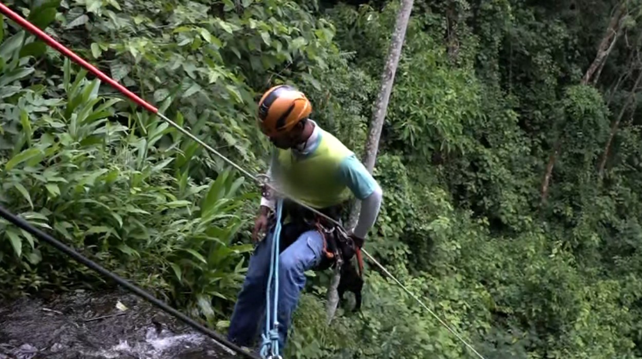 Tirolesa, arborismo e rapel em cachoeira: conheça Brotas, a capital da aventura