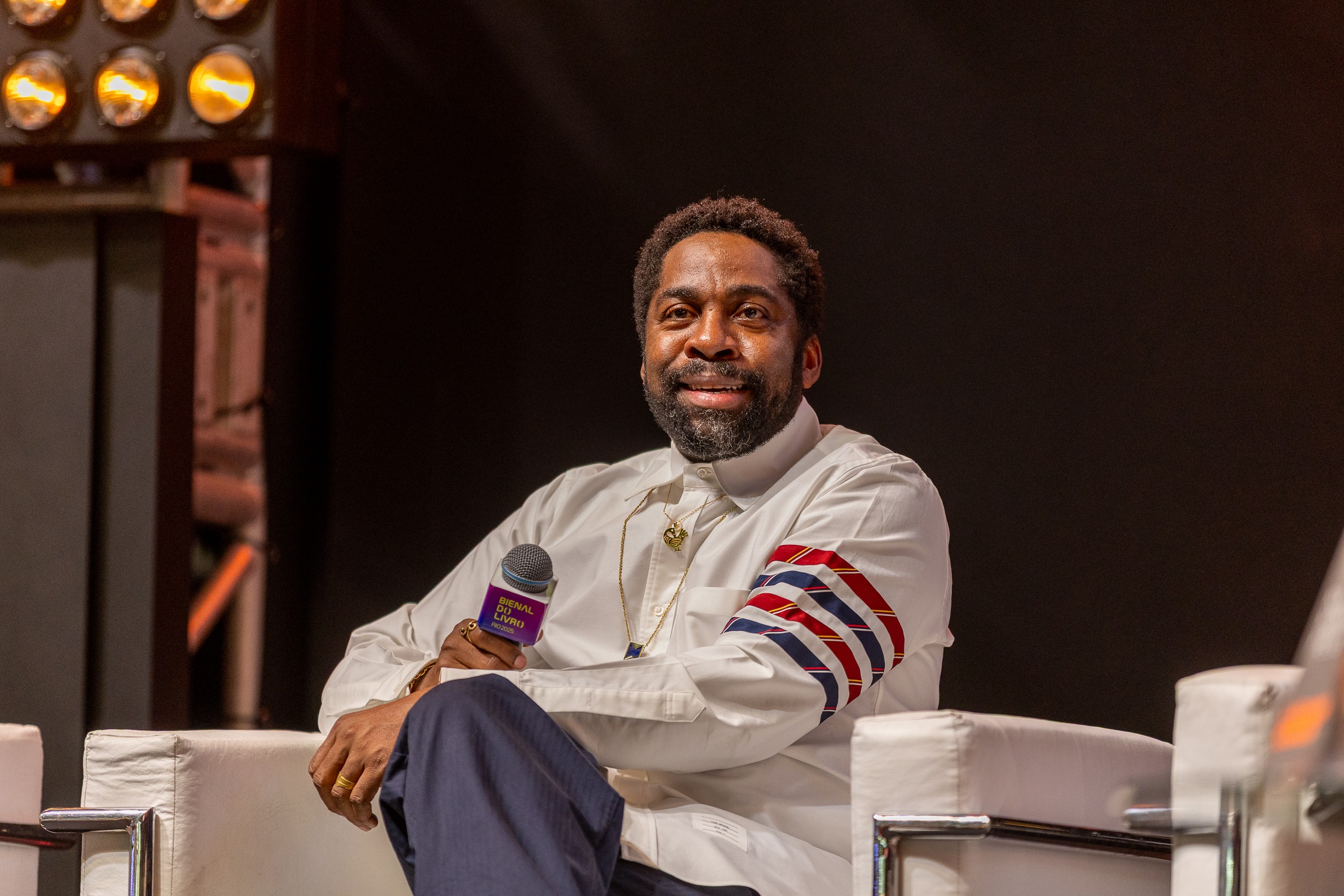 ‘Potencializa a autoestima’, reflete Lázaro Ramos sobre literatura afrocentrada; tema tem sido um dos destaques da Bienal 