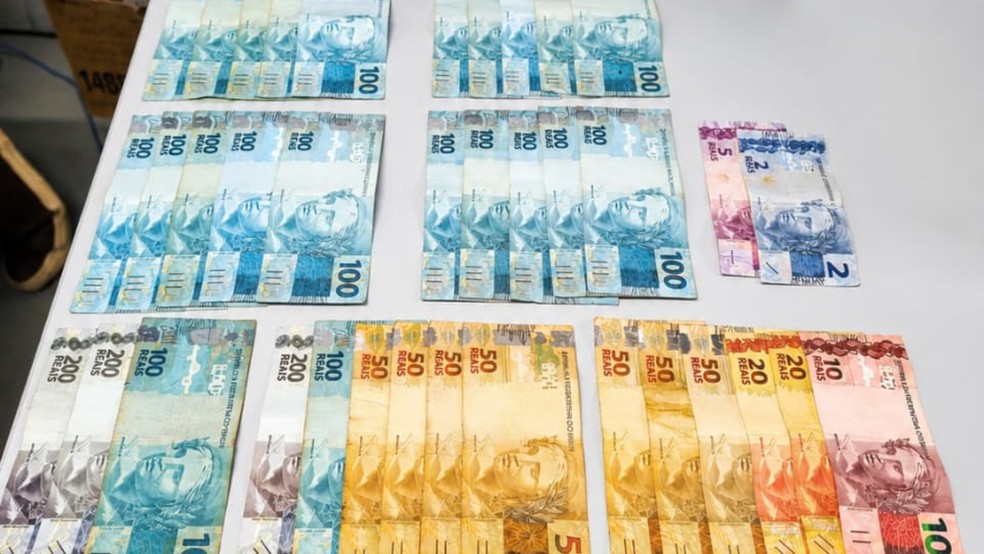 Em uma das resid&ecirc;ncias tamb&eacute;m foram encontrados R$ 3.207 em dinheiro &mdash; Foto: Pol&iacute;cia Civil/Divulga&ccedil;&atilde;o