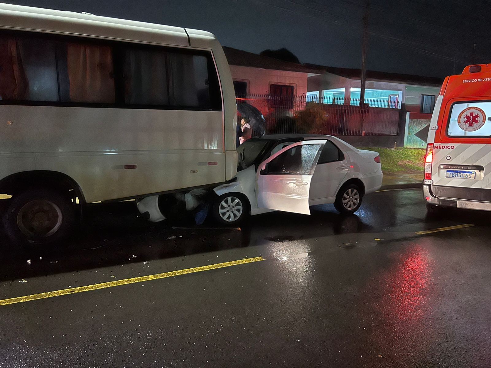 Mal súbito de motorista ao volante provoca acidente entre carro e ônibus, no Paraná