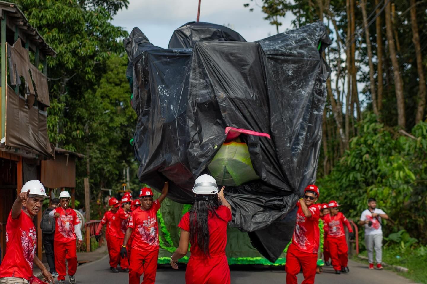 Garantido dá largada ao translado das alegorias rumo ao 58º Festival de Parintins