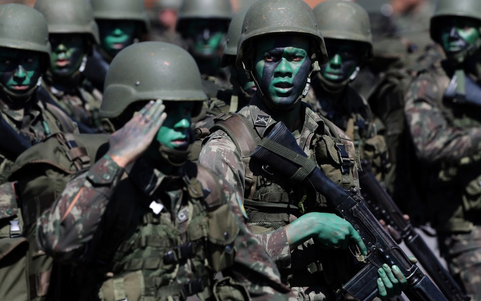 Soldados do exército brasileiro participam de parada militar comemorativa do Dia do Soldado em Brasília — Foto: Eraldo Peres/AP