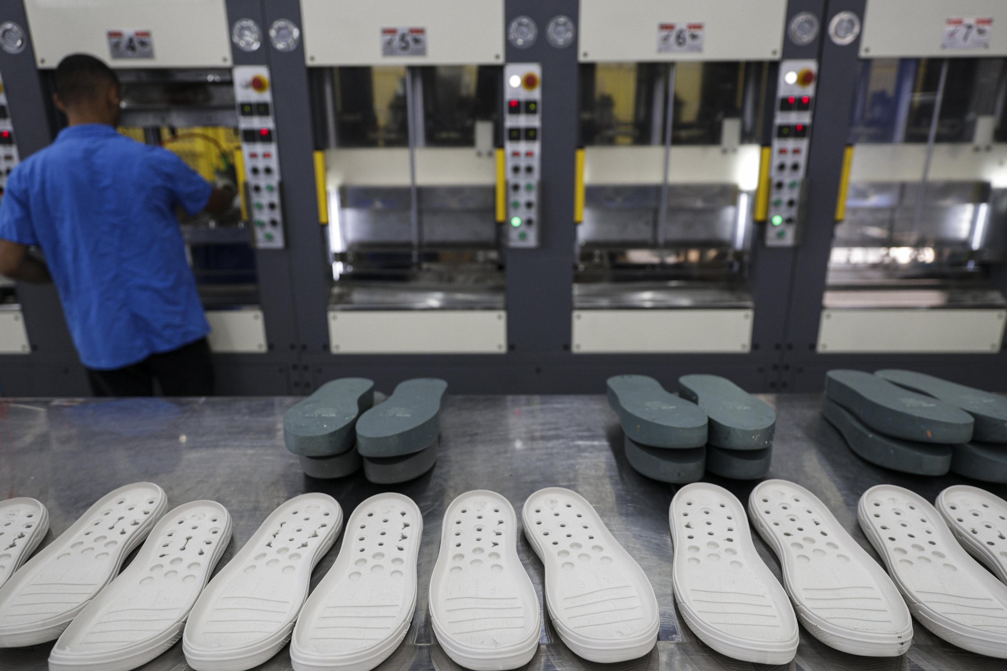 Tarifaço de Trump: indústria calçadista cita 'danos irreversíveis' e estima perda de 8 mil empregos diretos