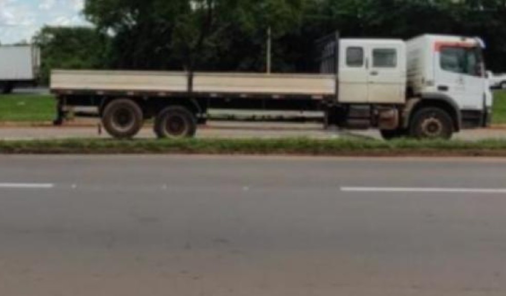 Motorista do caminhão passou mal após acidente — Foto: Divulgação/Polícia Militar