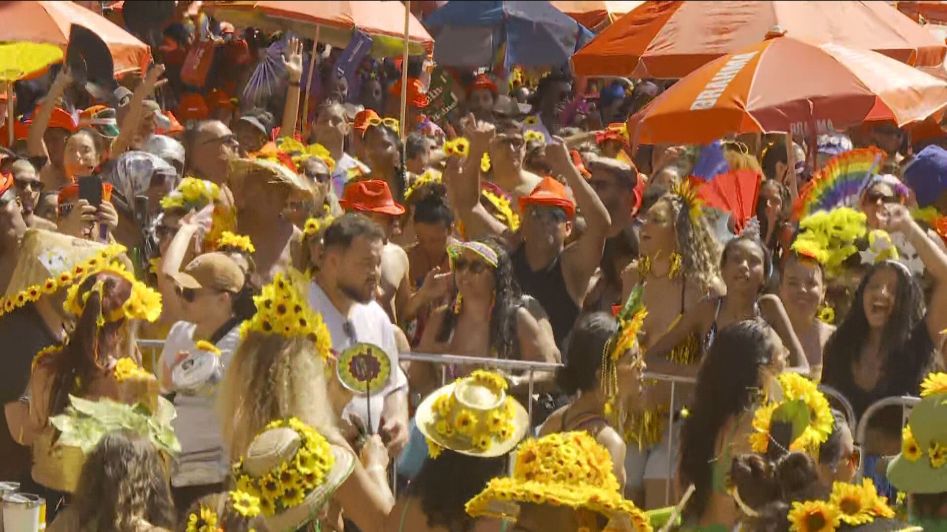Segunda-feira de carnaval tem Beatles, Mamonas e funk no Rio; FOTOS