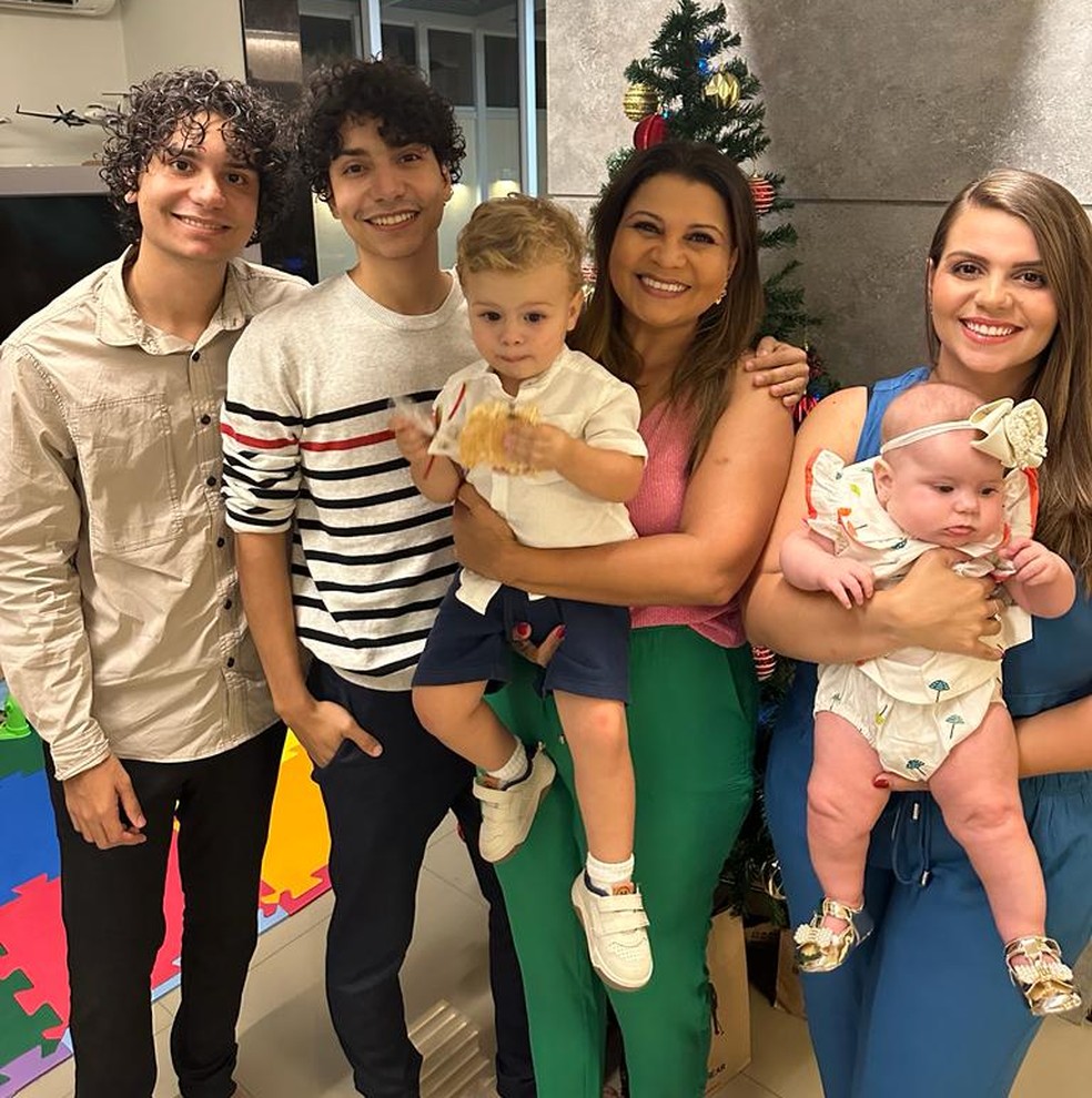 O estudante Edilson Junior com sua família — Foto: Arquivo pessoal