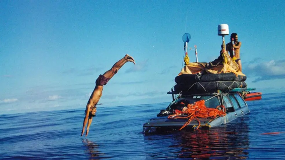 Os carros ficaram à deriva na costa de La Palma durante vários dias — Foto: Autonauti via BBC