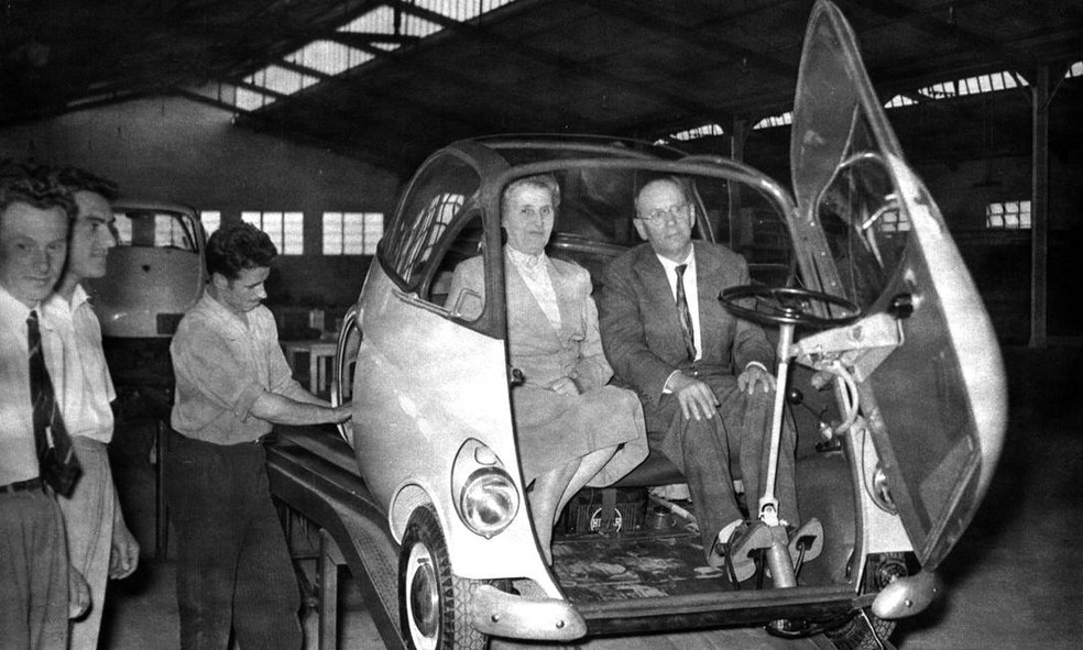 Emílio Romi a bordo do Romi-Isetta na linha de montagem do automóvel — Foto: Fundação Romi