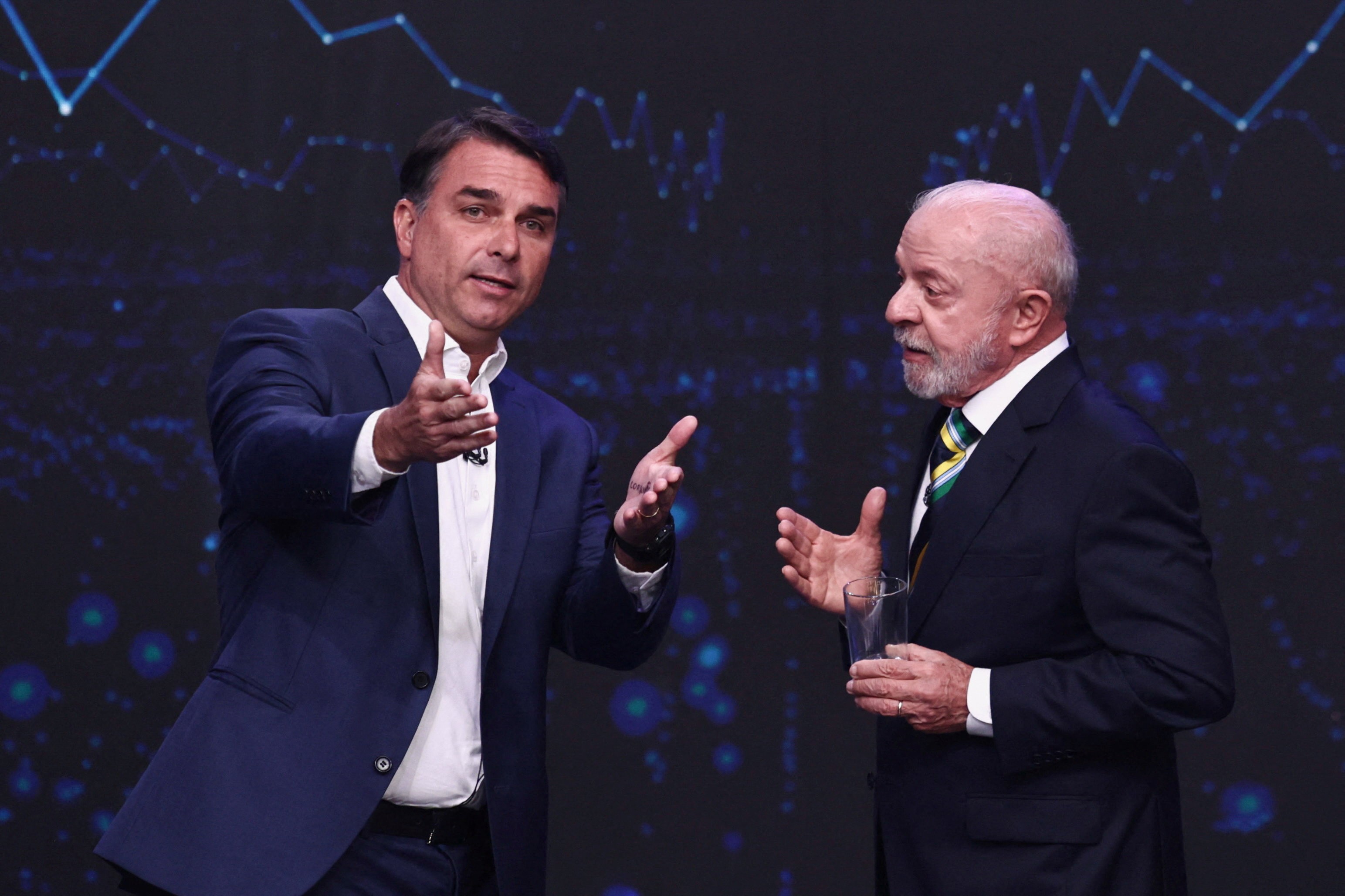 Debate expõe contraste entre Lula analógico e Flávio Bolsonaro digital