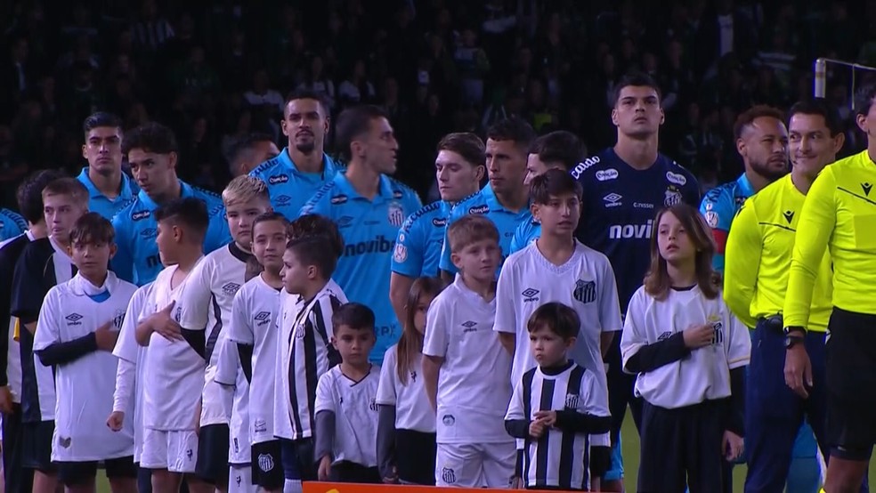 Luiz Gustavo Paris Bozza, de 9 anos, entrou em campo ao lado de Neymar Junior — Foto: Amazon Prime/Santos Futebol Clube