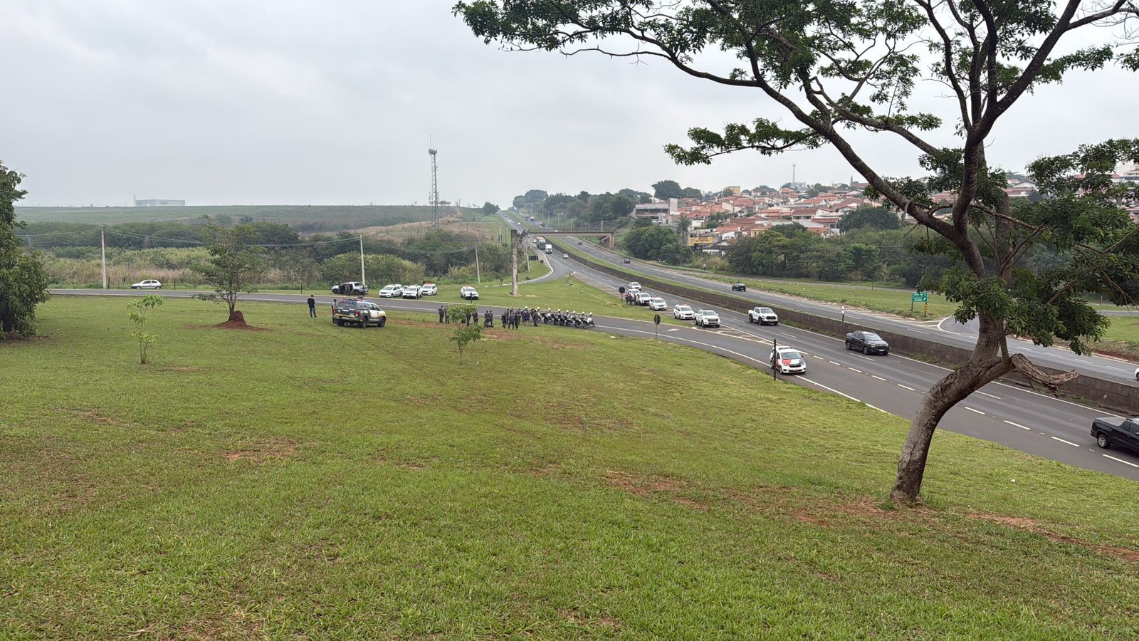 Dupla suspeita de furto é presa após pneu de caminhonete estourar em perseguição policial na SP-304 em Santa Bárbara
