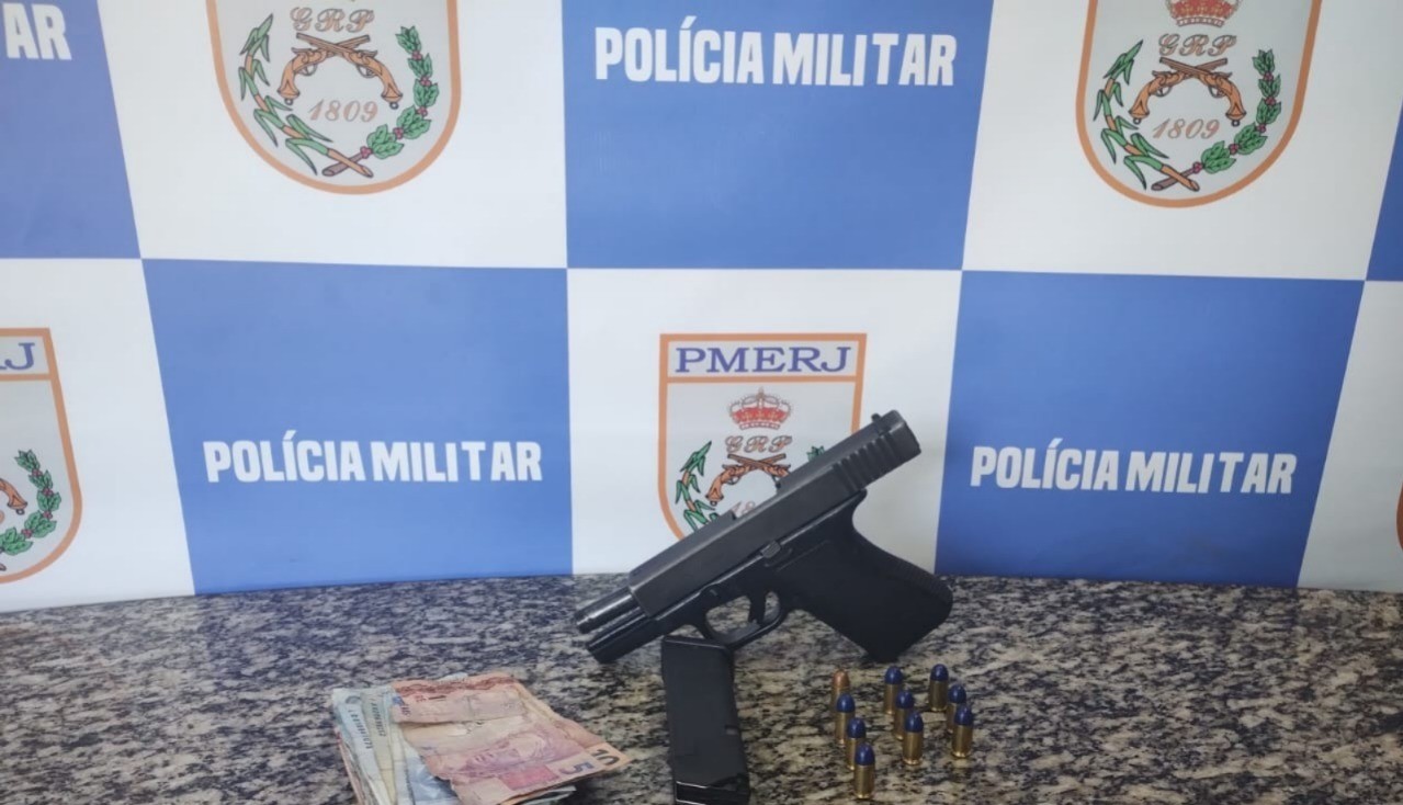 Jovem é preso após ser flagrado armado e resistir à abordagem da PM, em Barra Mansa
