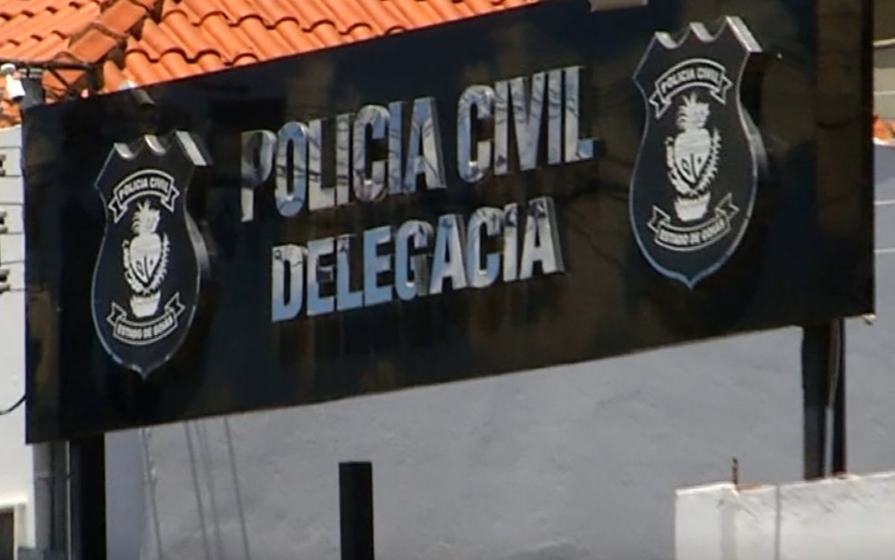 Homem é preso após chamar segurança de clube de 'negão vagabundo' por impedir crianças de pularem de ponta em piscina, diz polícia