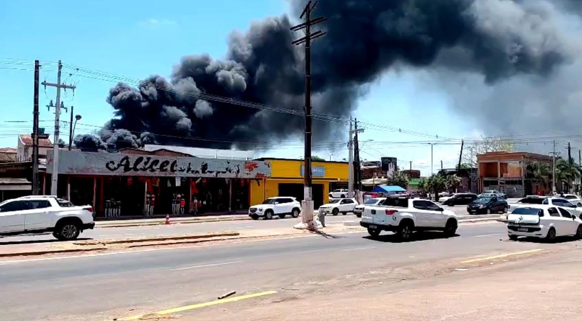 Incêndio de grandes proporções atinge área comercial de Santana, no AP