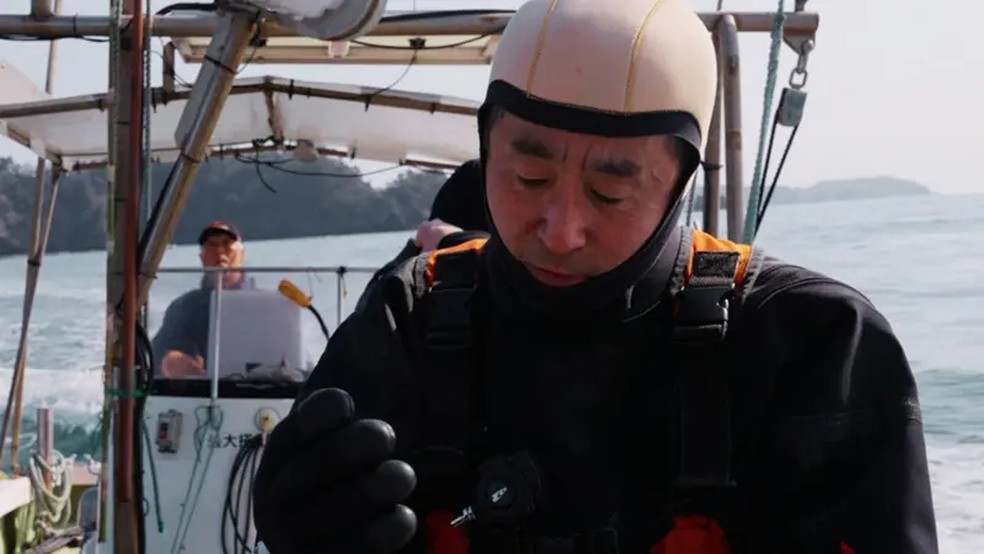 Yasuo Takamatsu aprendeu a mergulhar aos 50 e poucos anos, depois de acompanhar mergulhadores que procuravam vítimas do tsunami — Foto: Yasuo Takamatsu