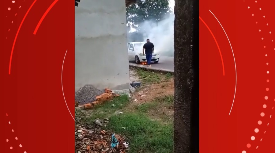 VÍDEO: carro pega fogo em rua de Santana e chamas são contidas por Bombeiros 