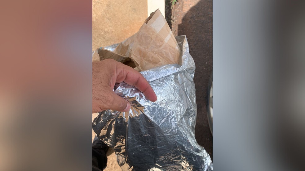 Sacos forrados de alumínio usados pela quadrilha para burlar os alarmes antifurtos — Foto: Polícia Civil/Divulgação