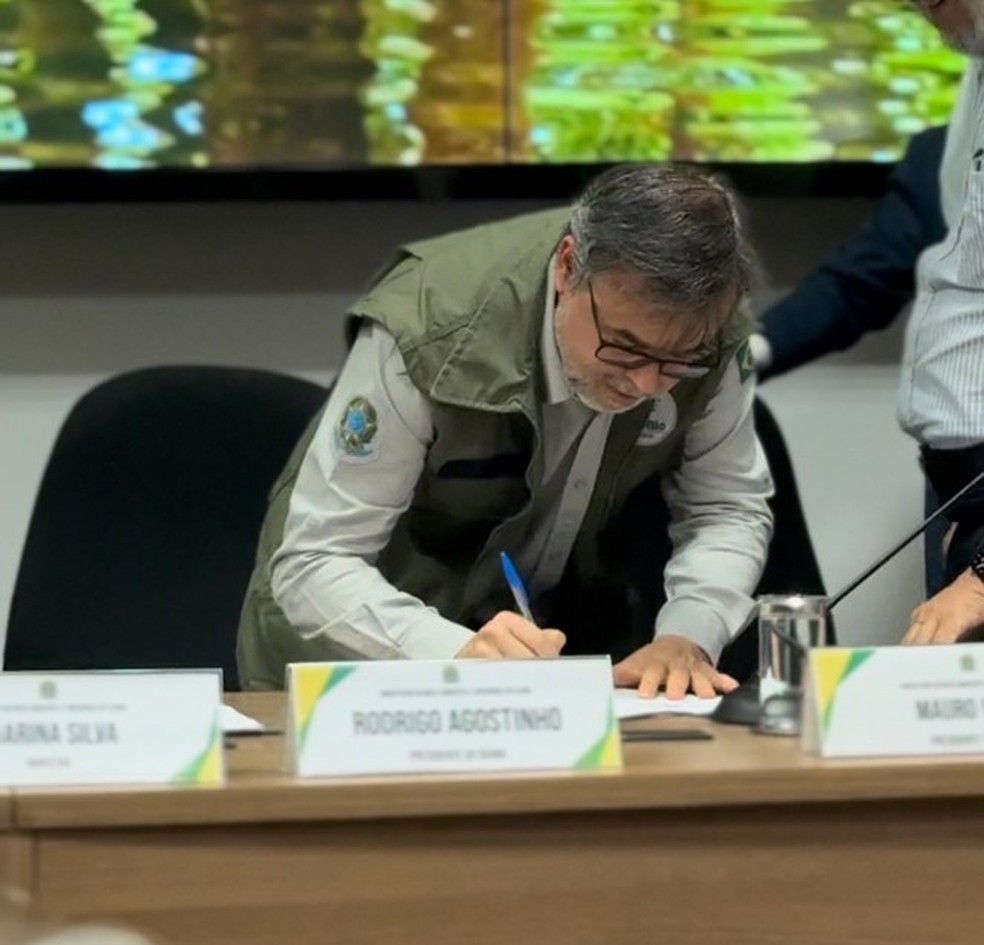 Presidente do ICMBio, Mauro Pires, assina contrato de concessão do Parque Nacional da Chapada dos Guimarães — Foto: Paula Cruz Rosa