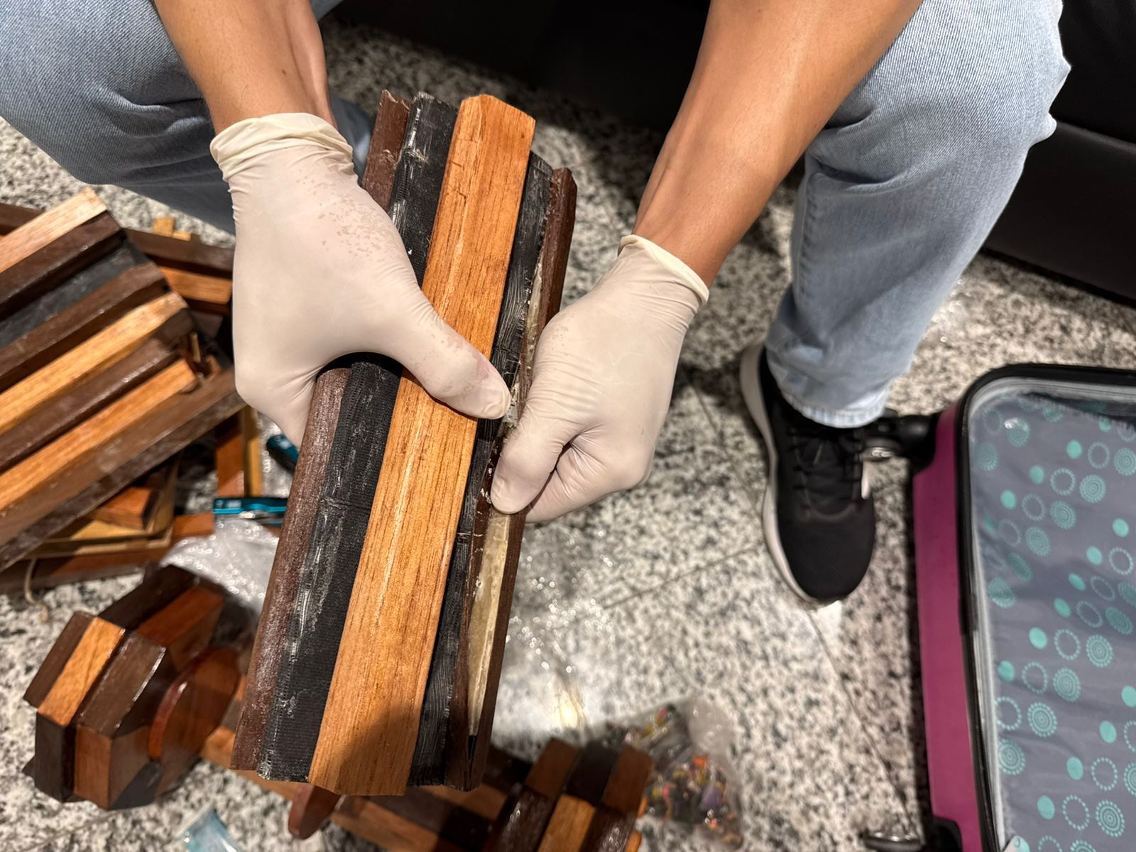 Passageira é presa com cocaína escondida em tabuleiro de xadrez no Aeroporto do Recife