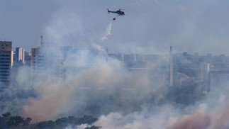 Equipes da Coordenadoria Integrada de Operações Aéreas (Ciopaer) estão ajudando no combate ao fogo — Foto: Thiago Gadelha/SVM