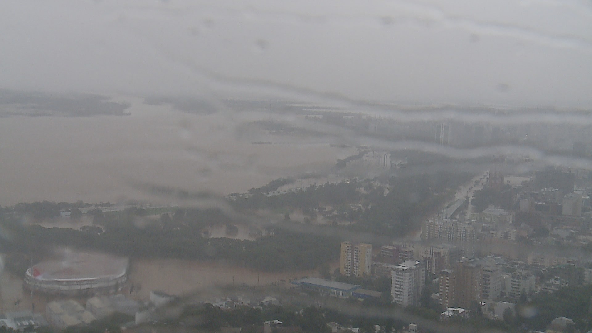 VÍDEO: chuva e vento voltam a atingir Porto Alegre