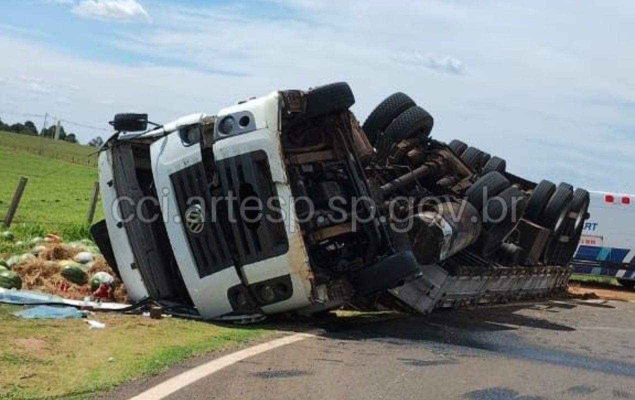 Carreta carregada com melancias tomba e interdita alça de retorno na SP-225; motorista fugiu