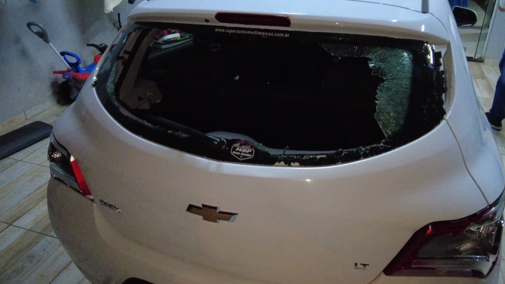 Grupo quebra carro de pai que incentivou filho a agredir outra criança