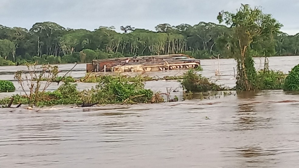 Barco Hospital Walter Bártolo naufraga no rio Mamoré, em Guajará-Mirim. — Foto: Reprodução.