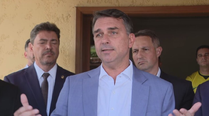 Flávio Bolsonaro fala em usar maioria na Câmara e no Senado para mudar Constituição e 'redemocratizar o país' 