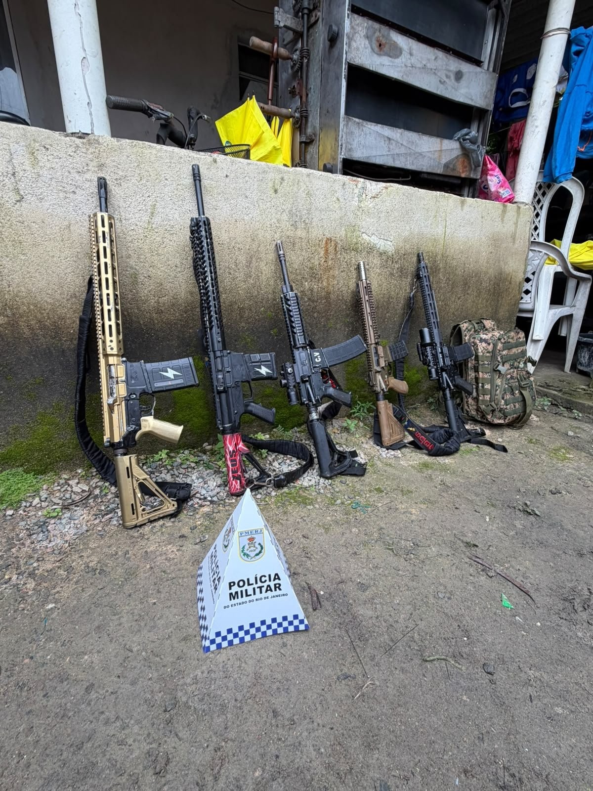 Quatro presos e cinco fuzis apreendidos após PM checar possível invasão em comunidade de Magé