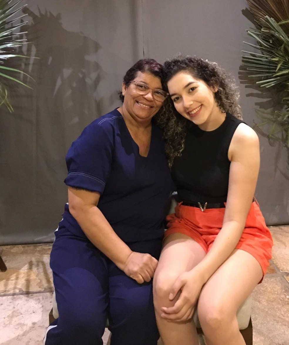 Vitória Bezerra decidiu celebrar a cura do câncer da mãe organizando um buzinaço no trânsito de Juazeiro do Norte. — Foto: Arquivo pessoal