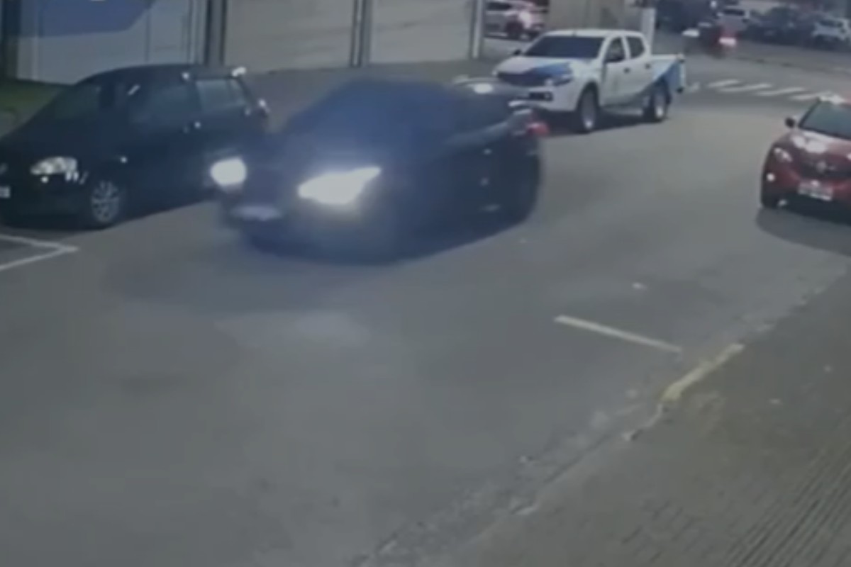 Câmera flagra carro de ex-delegado saindo da prefeitura antes de ataque; VÍDEO