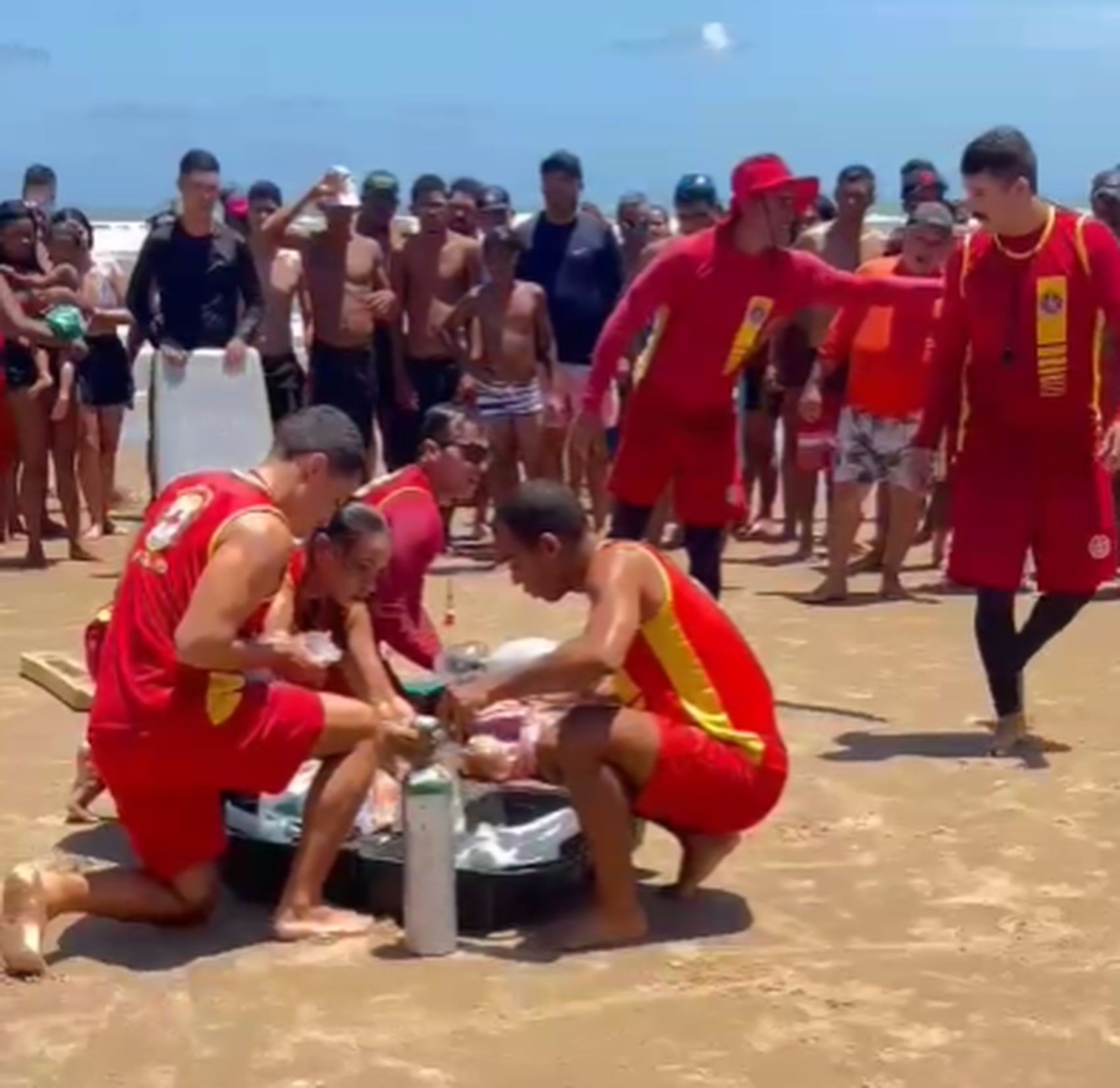 Jovem vítima de afogamento na praia  da Atalaia em Aracaju conseguiu salvar sobrinha de 11 anos