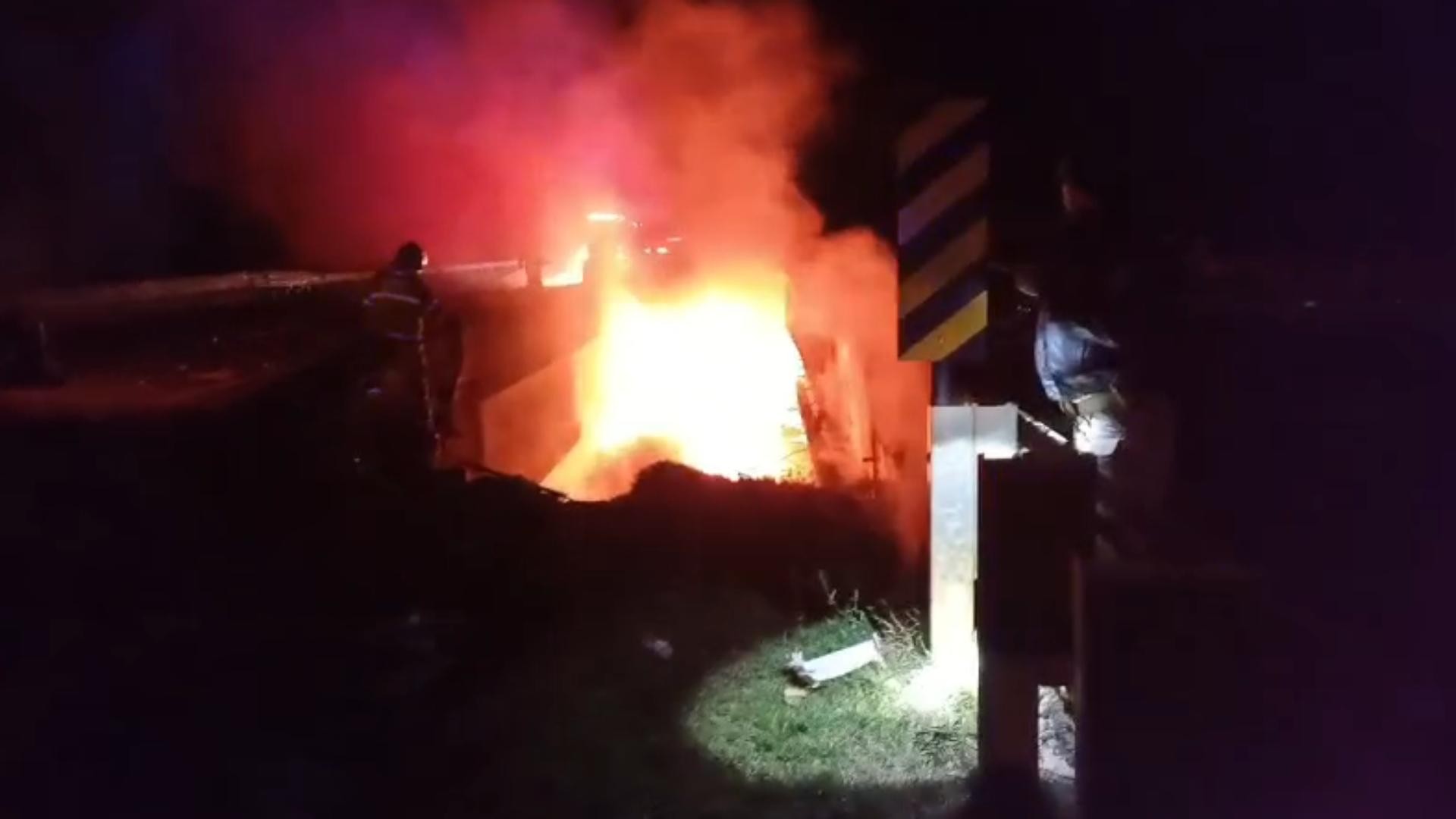 Motorista de caminhão-tanque morre após veículo pegar fogo durante acidente na BR-369, no Paraná