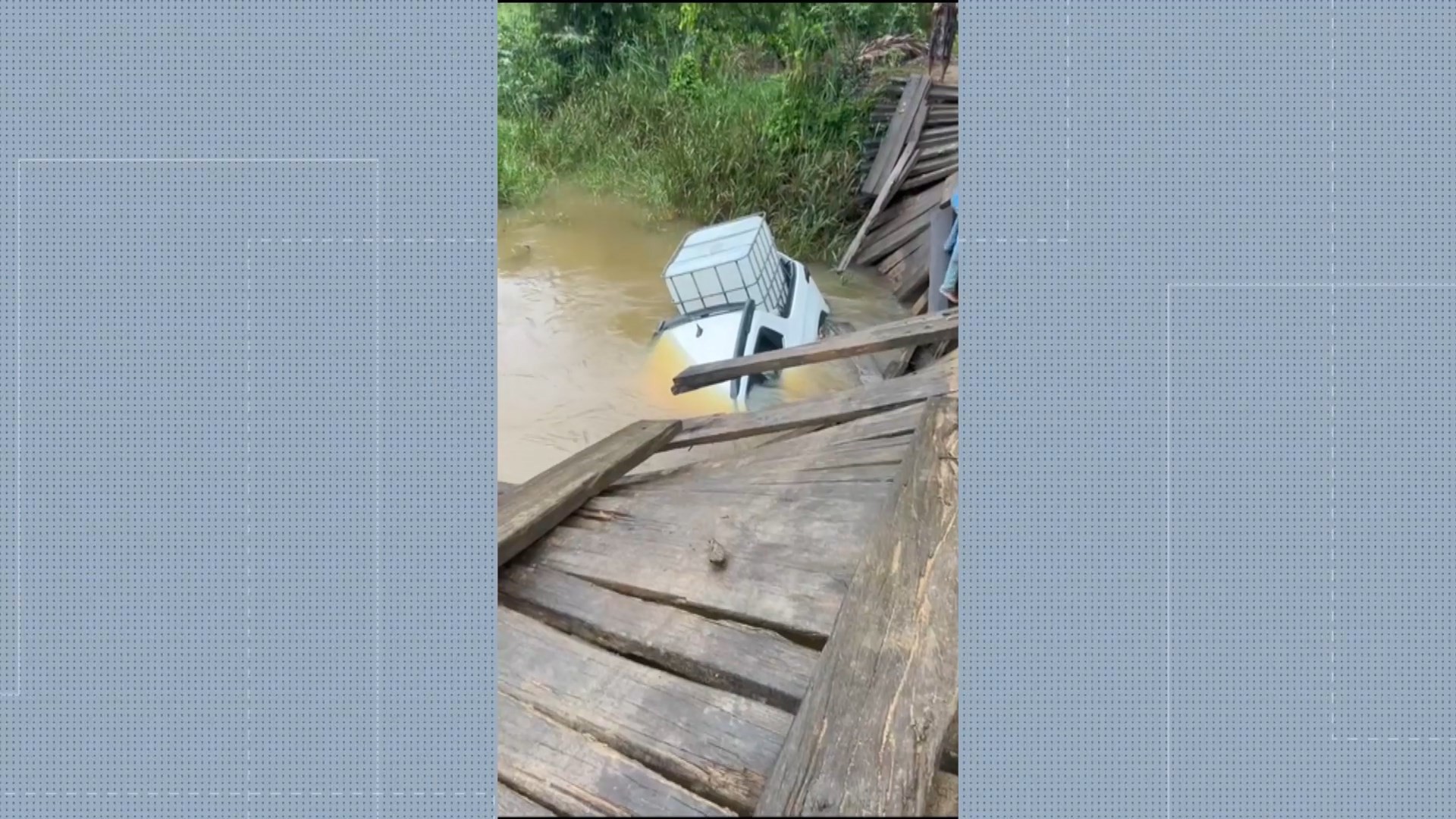 Carro cai após ponte ceder e deixa quatro pessoas feridas no ES