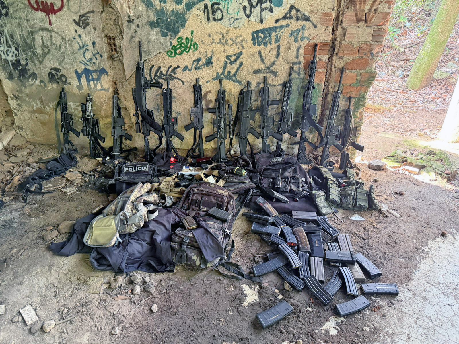 PM estoura ‘paiol’ da milícia e apreende 12 fuzis; 14 são presos