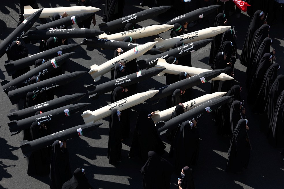 Mulheres membras da milícia iraniana Basij segurando réplicas de míssil participam de desfile militar em Teerã, no Irã, em 18 de setembro de 2026. — Foto: Majid Asgaripour/Wana via REUTERS