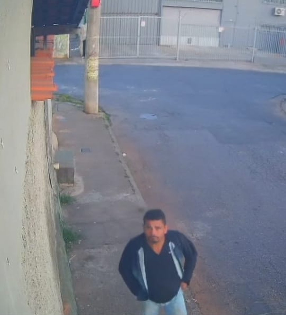Câmera de segurança da rua perpendicular ao campo flagrou homem saindo do local por volta de 7h. — Foto: Reprodução