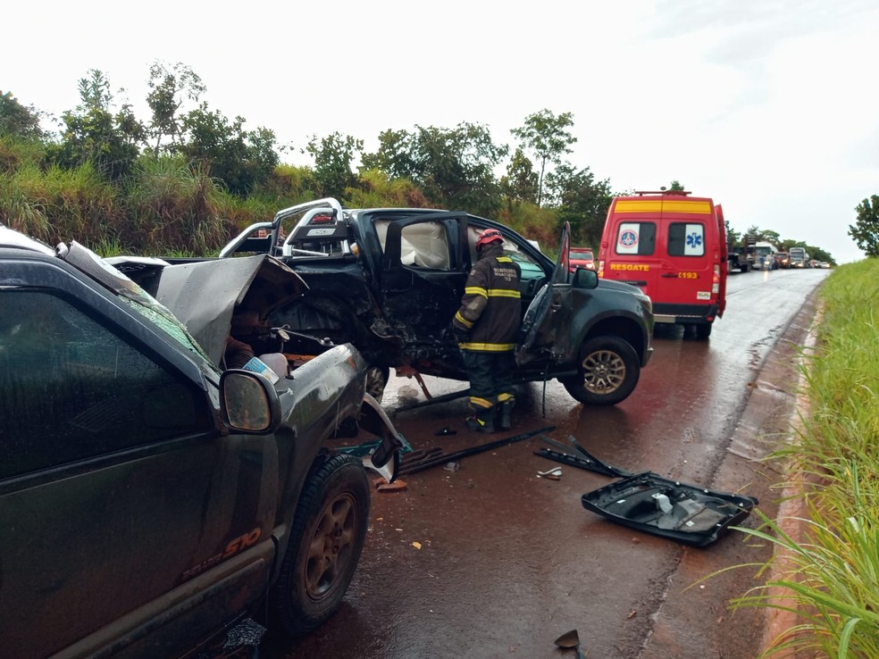 Motorista perde o controle e bate em caminhonete em acidente grave na MG-154 — Foto: Corpo de Bombeiros/Divulgação