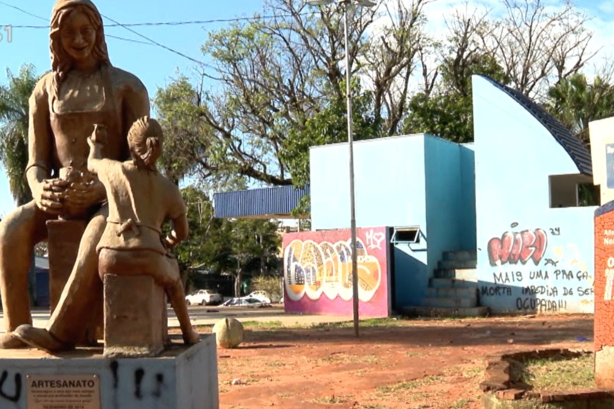 Reforma parada há 2 anos torna Praça dos Imigrantes em espaço abandonado em Campo Grande