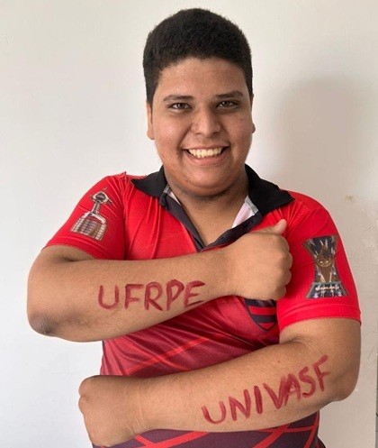 Jovem com autismo aprovado em duas universidades federais cobra aceitação real e inclusão prática