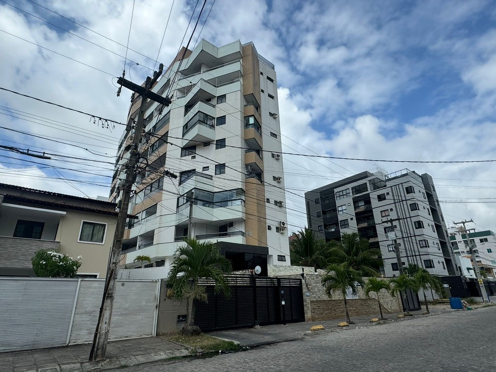 Prédio onde Dinho Dowsley foi alvo de mandado de busca e apreensão em Intermares — Foto: Karine Tenório/TV Cabo Branco