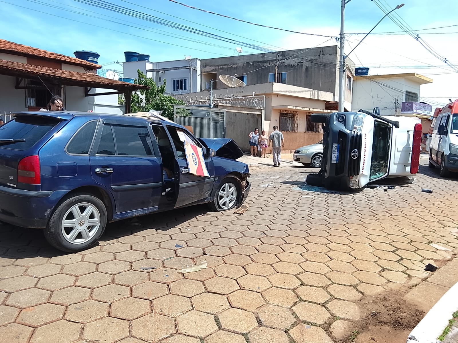 Três pessoas são socorridas pelo Samu após colisão entre carro e ambulância em Bocaiuva
