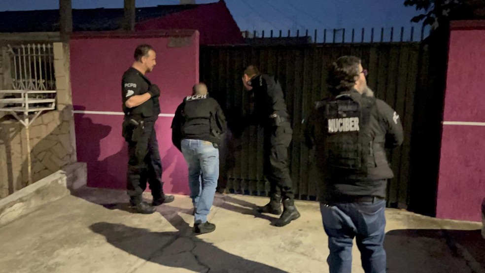 Imagens da operação que prendeu o suspeito dono de perfil que espalhava fofocas no Instagram e pedia dinheiro para deletar conteúdo  — Foto: PC-PR