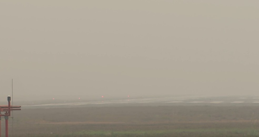 Fumaça na pista do aeroporto de Porto Velho — Foto: Rede Amazônica