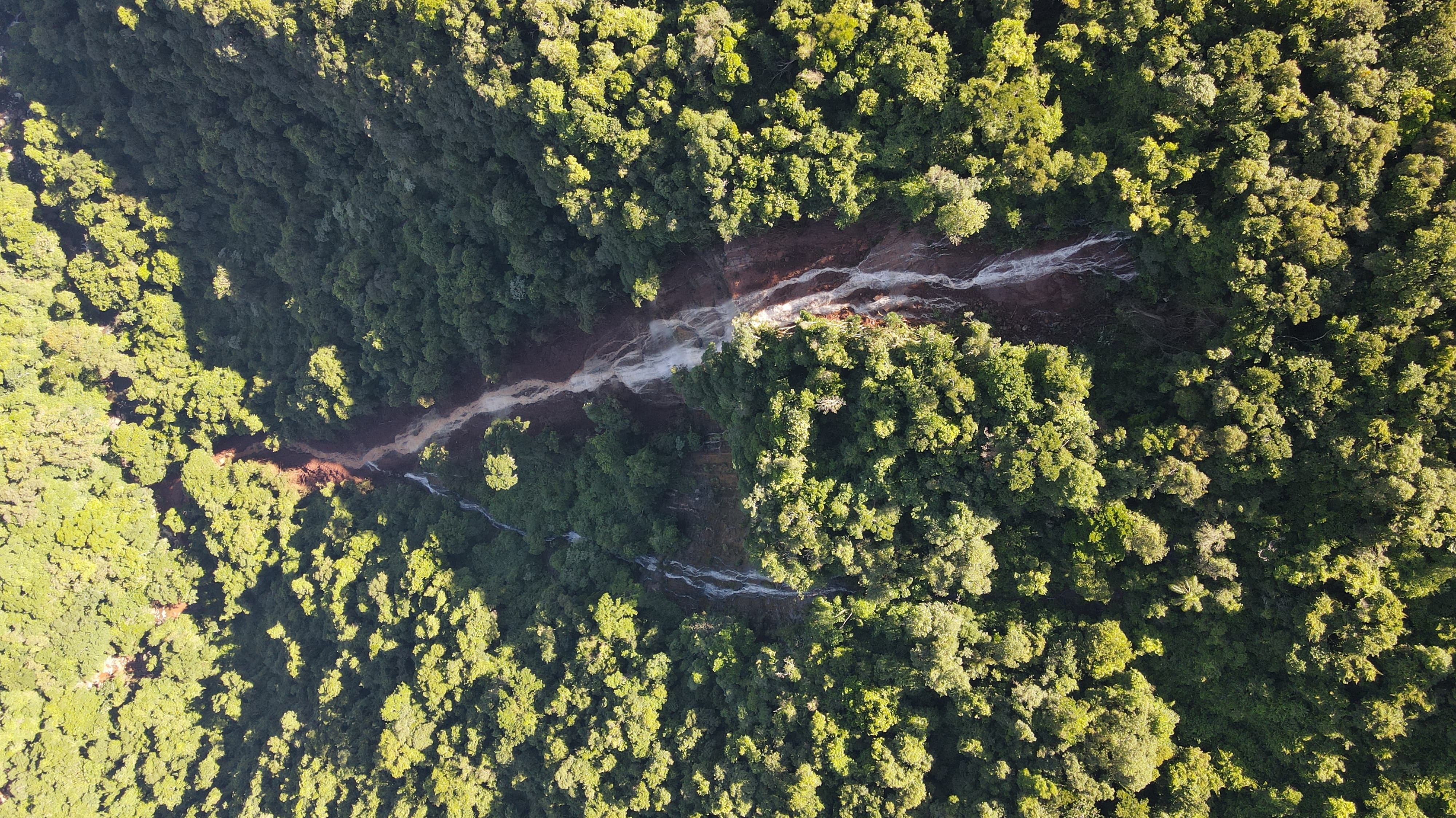 Deslizamento de terra causa rompimento de adutora utilizada para geração de energia em usina no RS