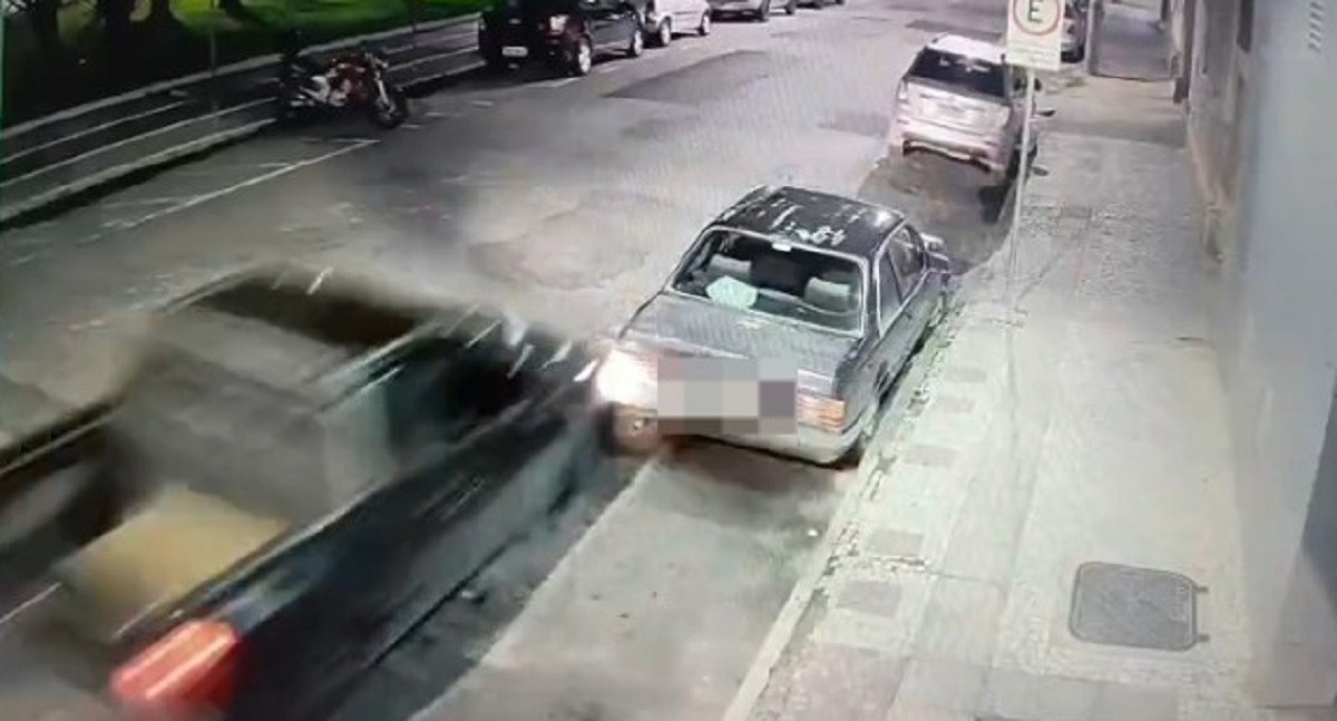 VÍDEO: Motorista bate em carro estacionado e invade Praça Agassis, em Juiz de Fora