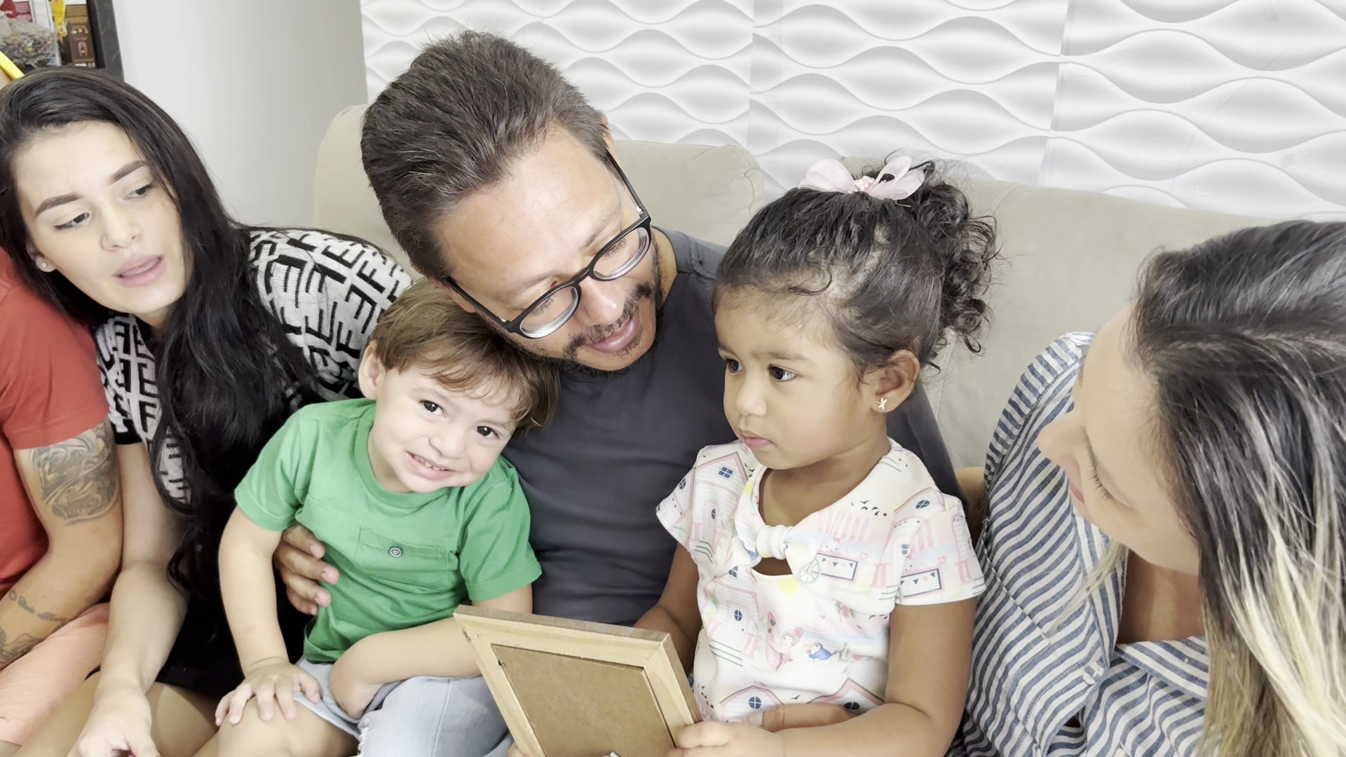 Padrasto declara amor por enteadas e reforça importância do acolhimento familiar: 'minhas filhas de coração'
