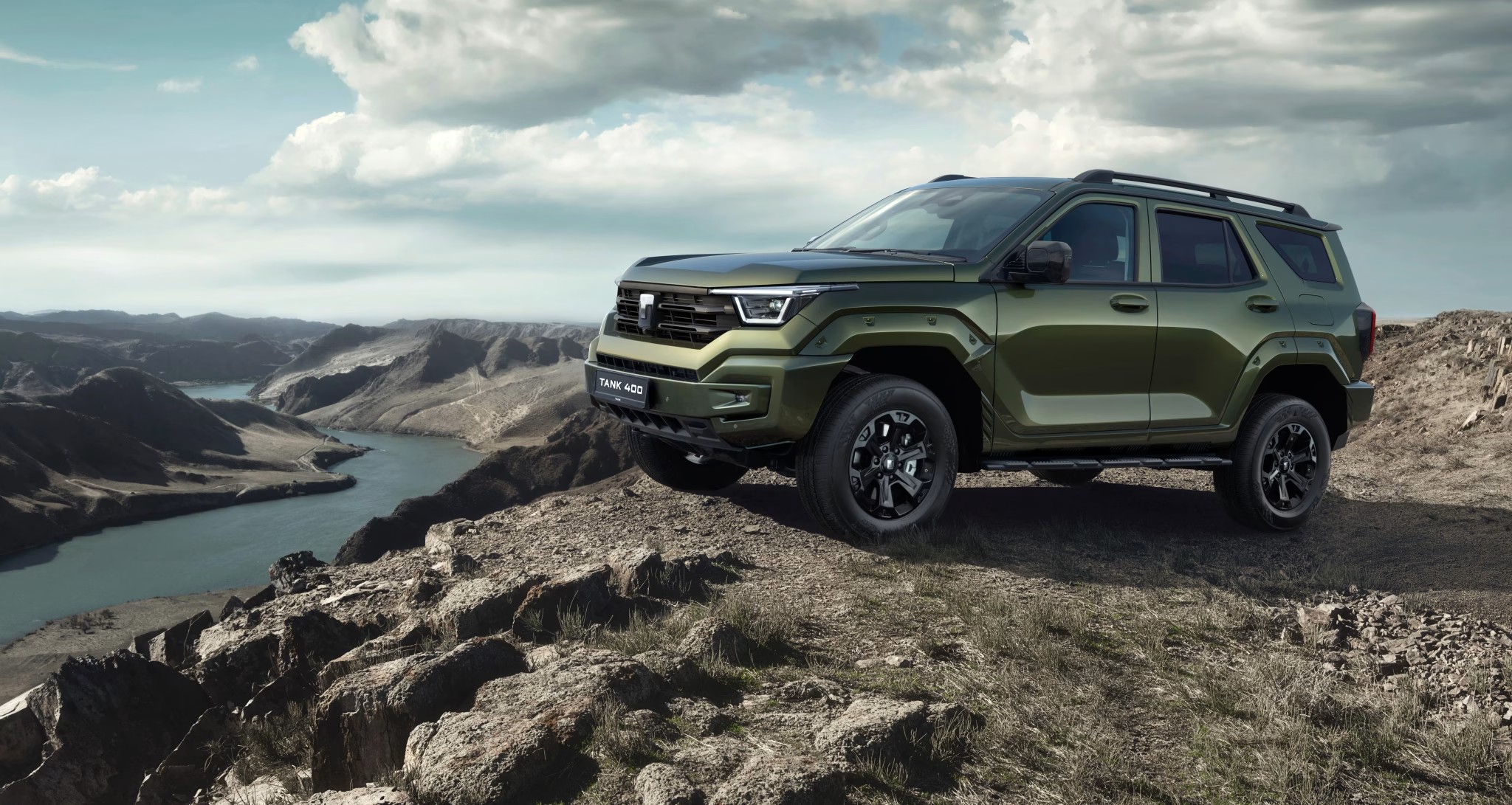 GWM Tank 400 híbrido flex chega ao Brasil em 2026, para rivalizar com Toyota SW4
