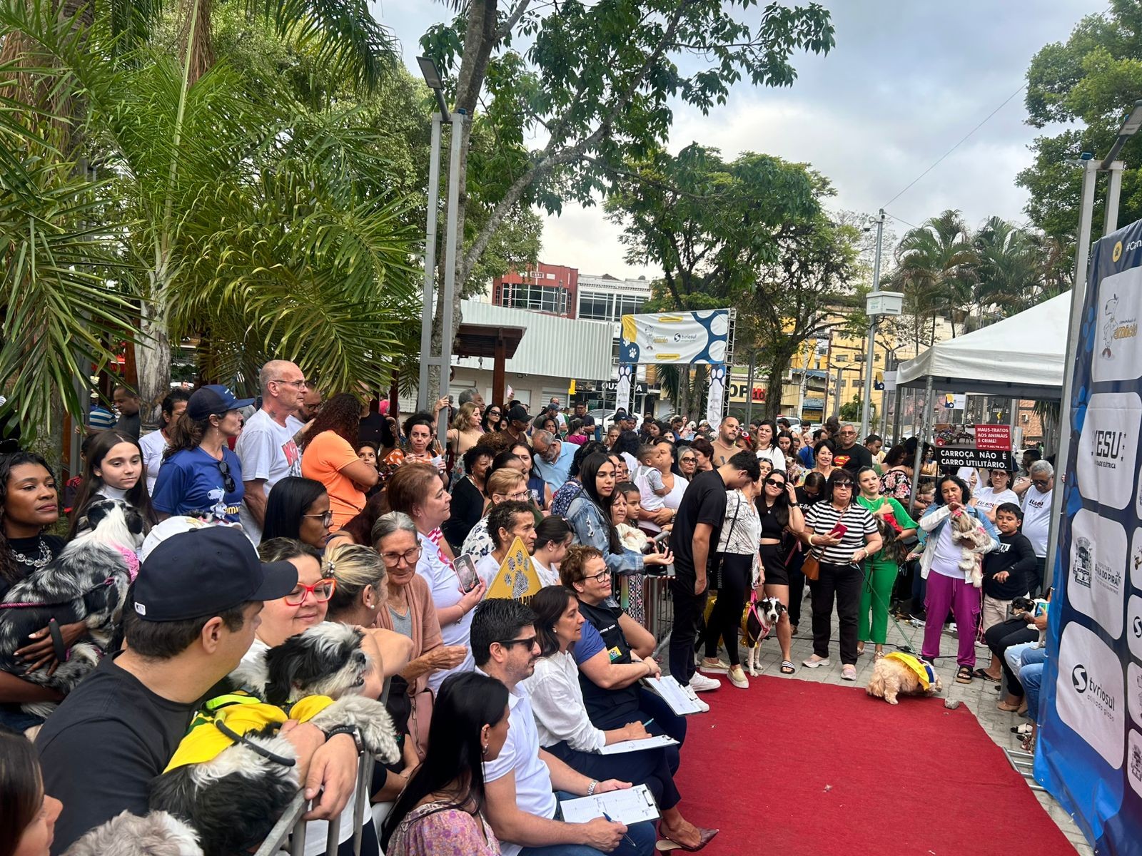 Famílias e pets se divertem na 'Caminhada do Amicão' em Barra do Piraí